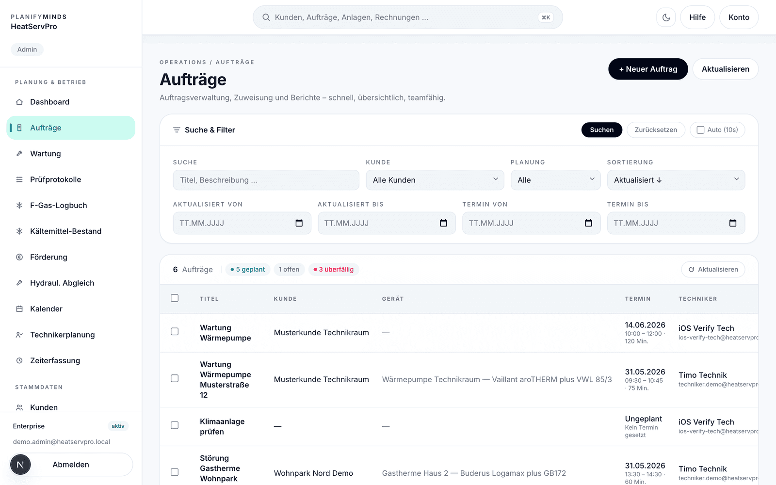 Auftragsliste in HeatServPro: Titel, Kunde, Gerät, Termin und zugewiesener Techniker in einer Tabelle, darüber Suche und Filter.